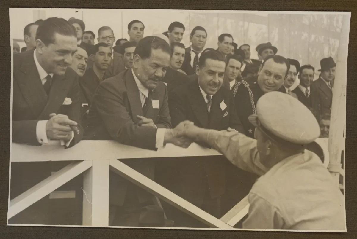Pedro Aguirre Cerda en acto oficial con delegación de autoridades — aprox. 1939 | Chile de Ayer