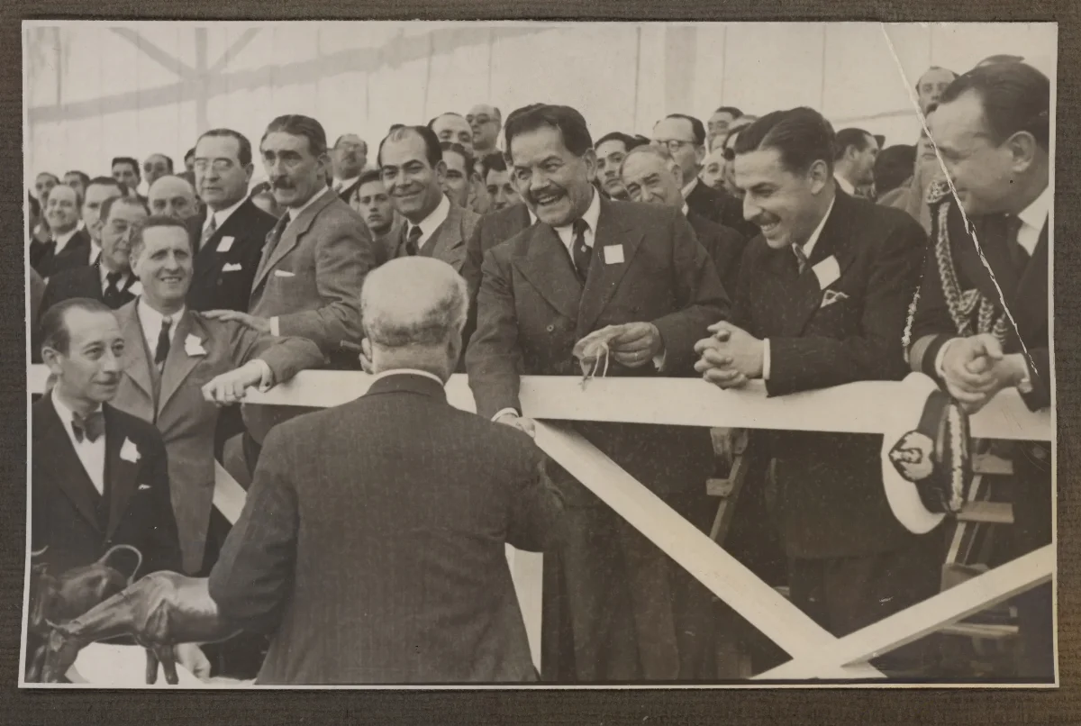 Presidente Pedro Aguirre Cerda observa maqueta de proyecto de obra pública con delegación presidencial — aprox. 1939 | Chile de Ayer