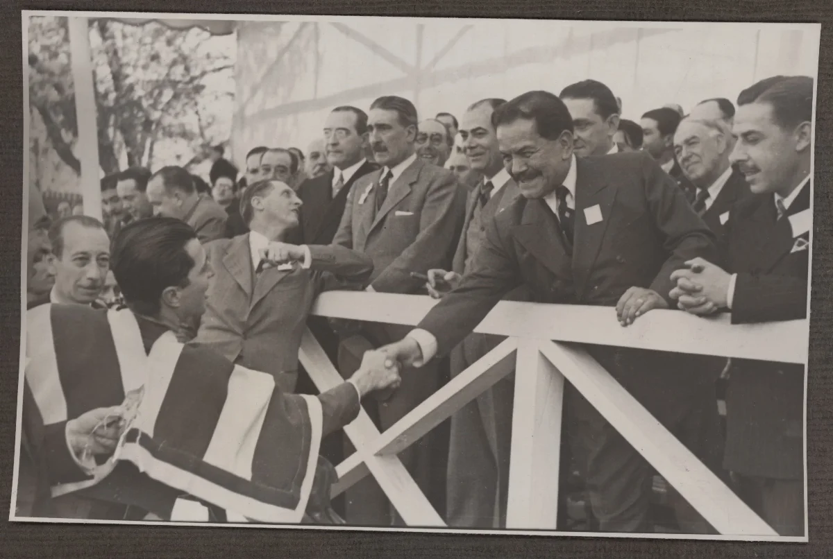Acto oficial presidencial con delegaciones regionales portando banderas — aprox. 1939 | Chile de Ayer