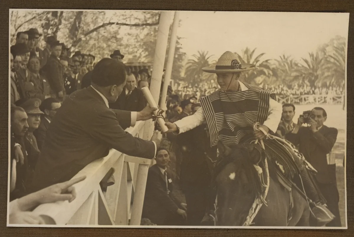 Saludo presidencial en acto oficial con autoridades y delegado en indumentaria tradicional — aprox. 1939 | Chile de Ayer