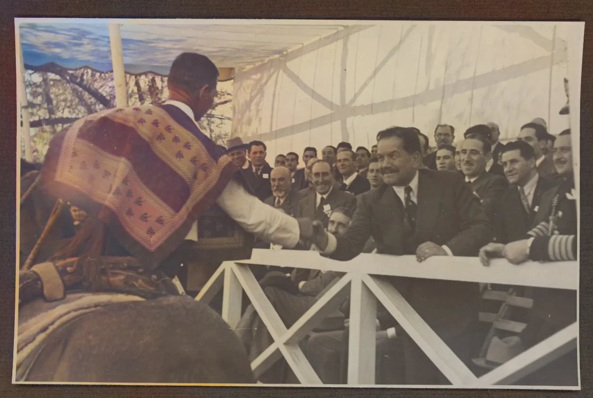 Presidente Pedro Aguirre Cerda presentando plano de proyecto ante autoridades — aprox. 1939 | Chile de Ayer