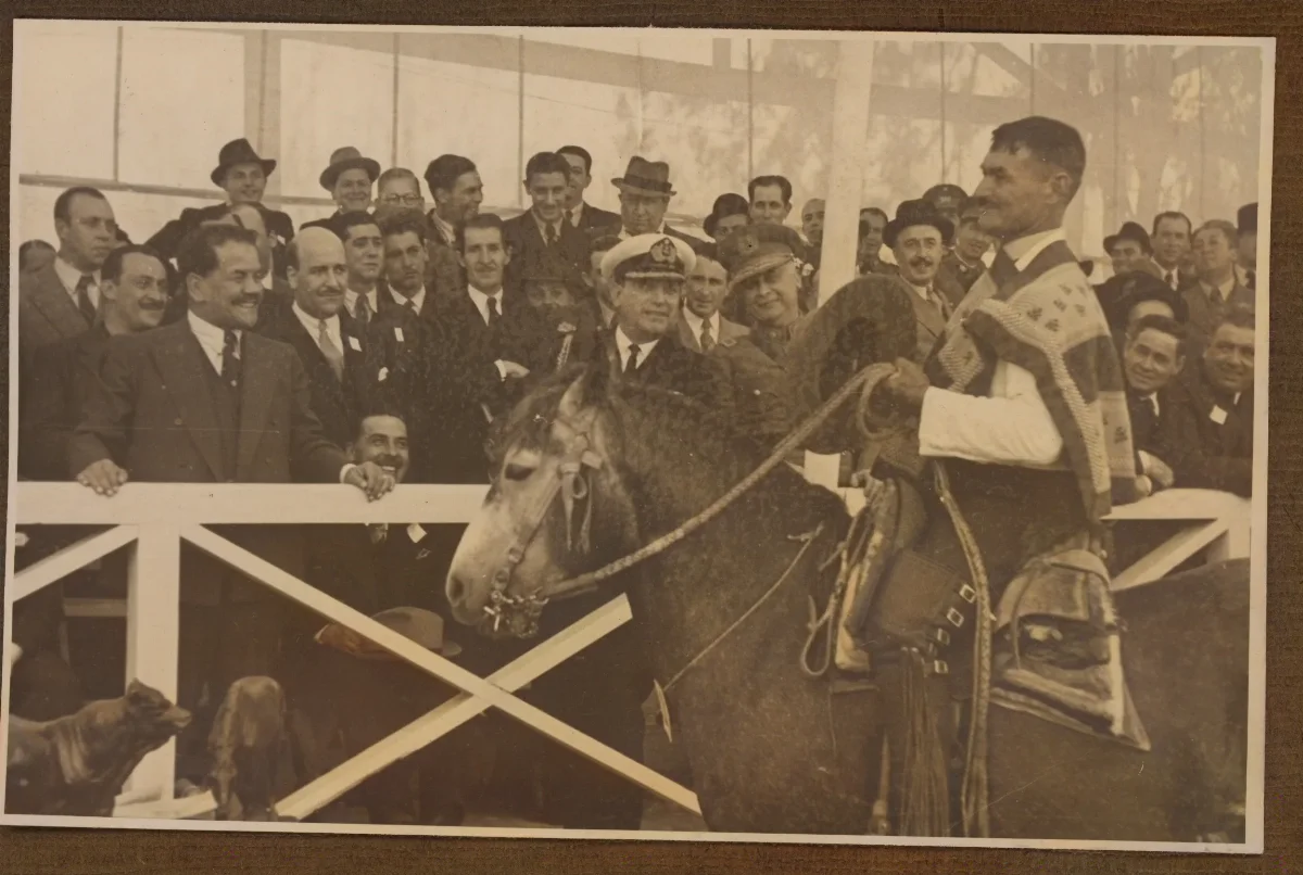 Jinete uniformado en ceremonia presidencial con autoridades civiles y militares — aprox. 1939 | Chile de Ayer