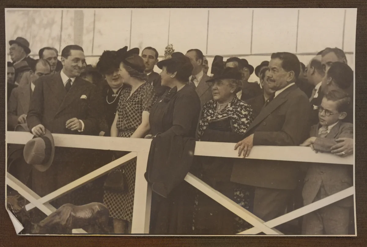 Presidente Pedro Aguirre Cerda en acto oficial con autoridades en tribuna — aprox. 1939 | Chile de Ayer