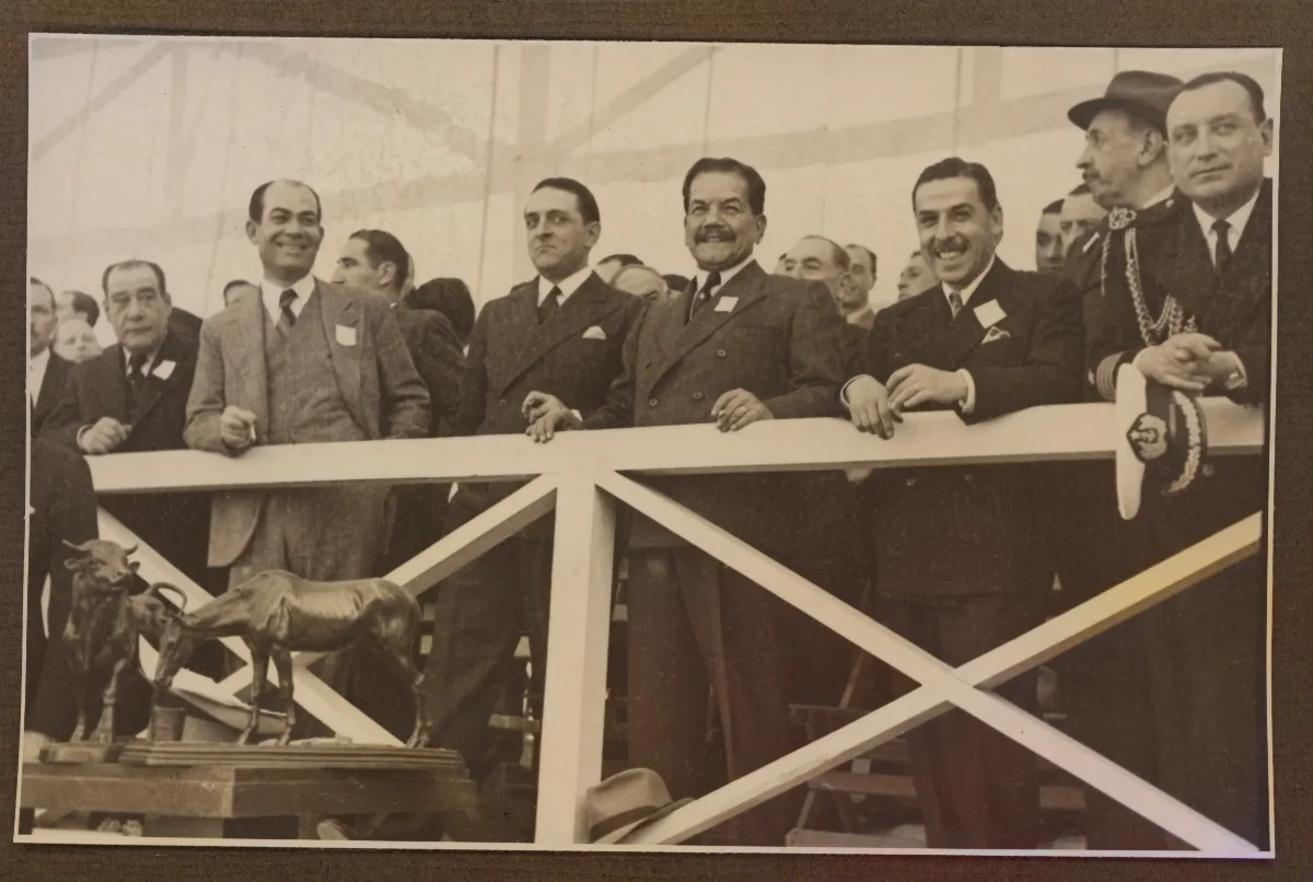Grupo de autoridades en tribuna oficial — aprox. 1939 | Chile de Ayer