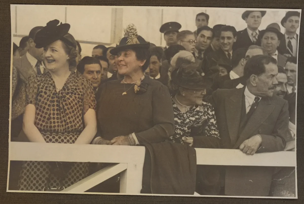 Acto oficial con autoridades y ciudadanía chilena — aprox. 1939 | Chile de Ayer