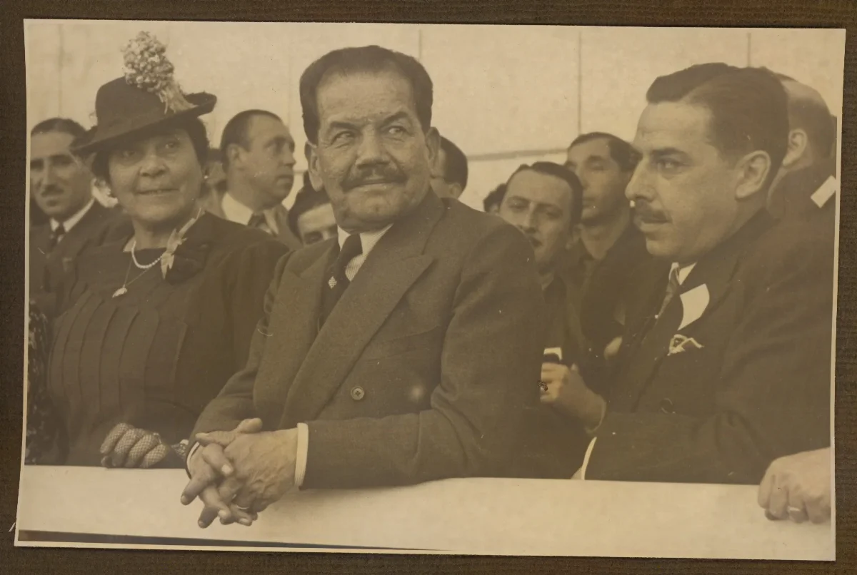 Pedro Aguirre Cerda presidiendo acto oficial con delegados — aprox. 1940 | Chile de Ayer