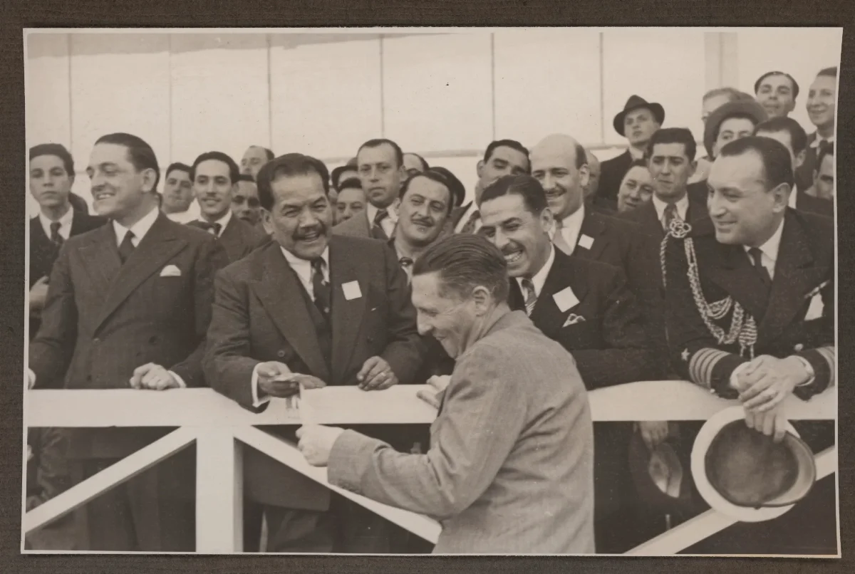 Acto oficial con autoridades y funcionarios en tribuna — aprox. 1939 | Chile de Ayer