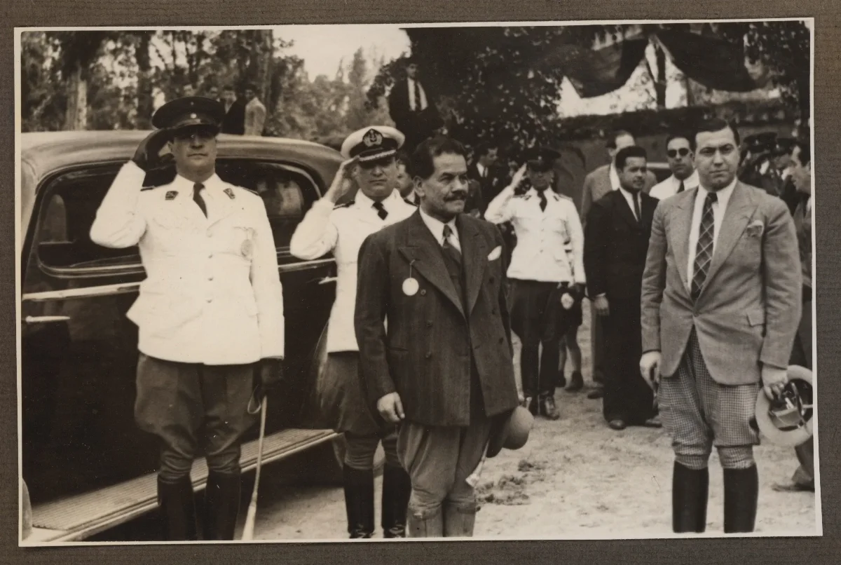 Presidente Pedro Aguirre Cerda con oficialidad militar en acto cívico — aprox. 1939 | Chile de Ayer