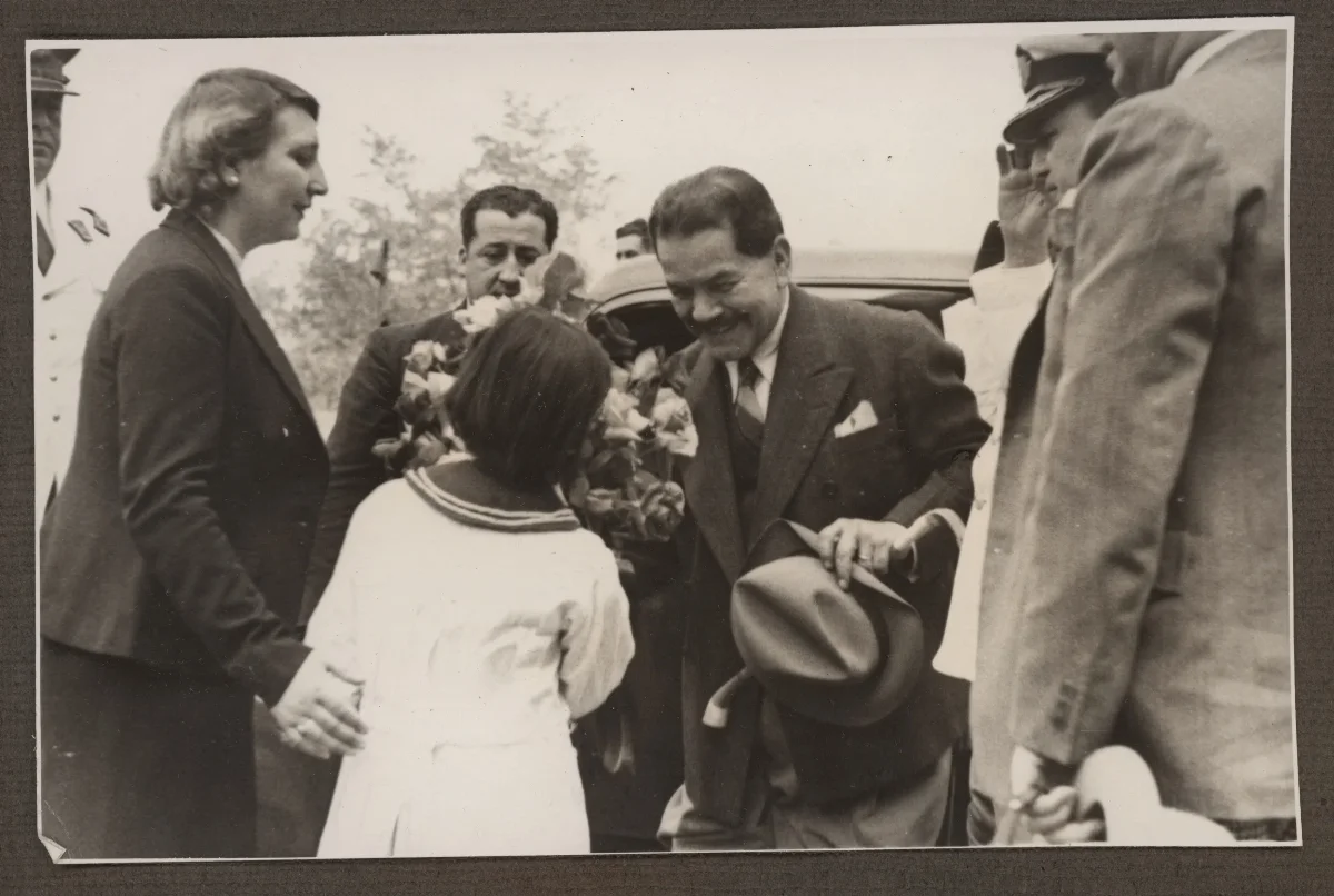 Presidente recibe ramo de flores en acto oficial — aprox. 1939 | Chile de Ayer