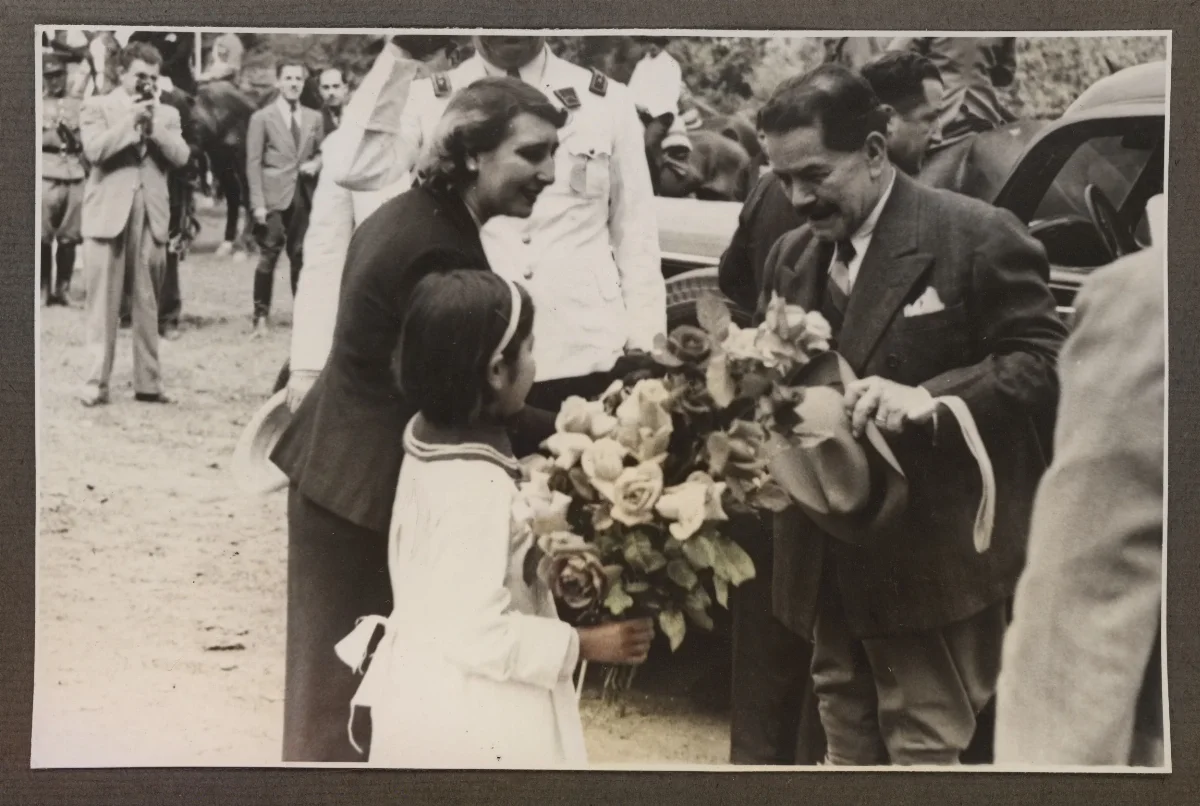 Presidente recibiendo flores en acto oficial — aprox. 1938 | Chile de Ayer