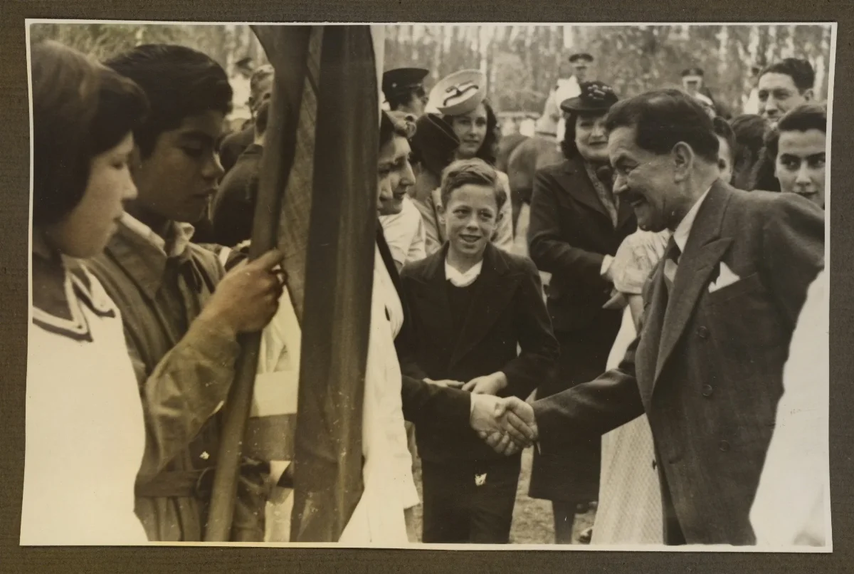 Acto oficial de encuentro entre autoridades civiles y militares — aprox. 1939 | Chile de Ayer