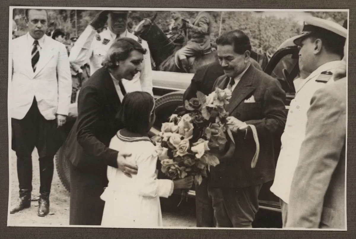 Presidente Pedro Aguirre Cerda en acto oficial con entrega de flores — aprox. 1939 | Chile de Ayer
