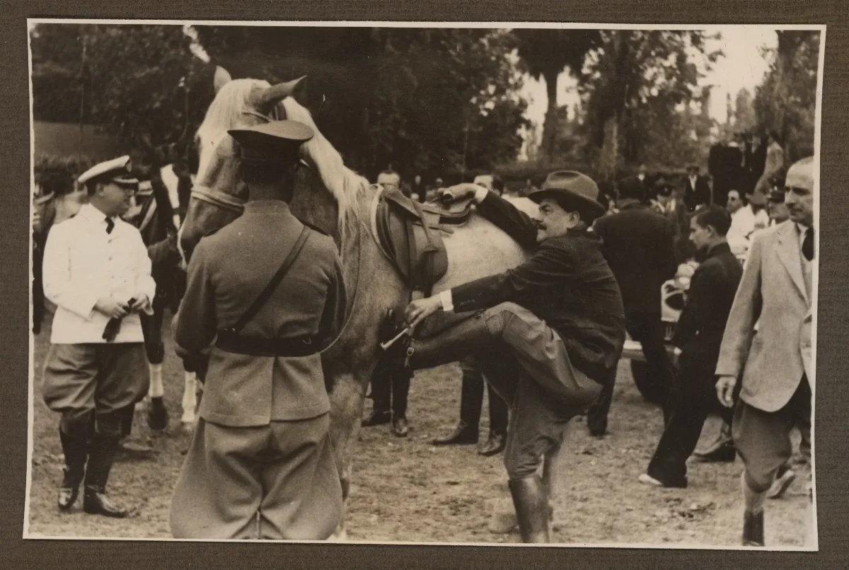 Acto protocolario con autoridades militares ante el presidente — aprox. 1939 | Chile de Ayer