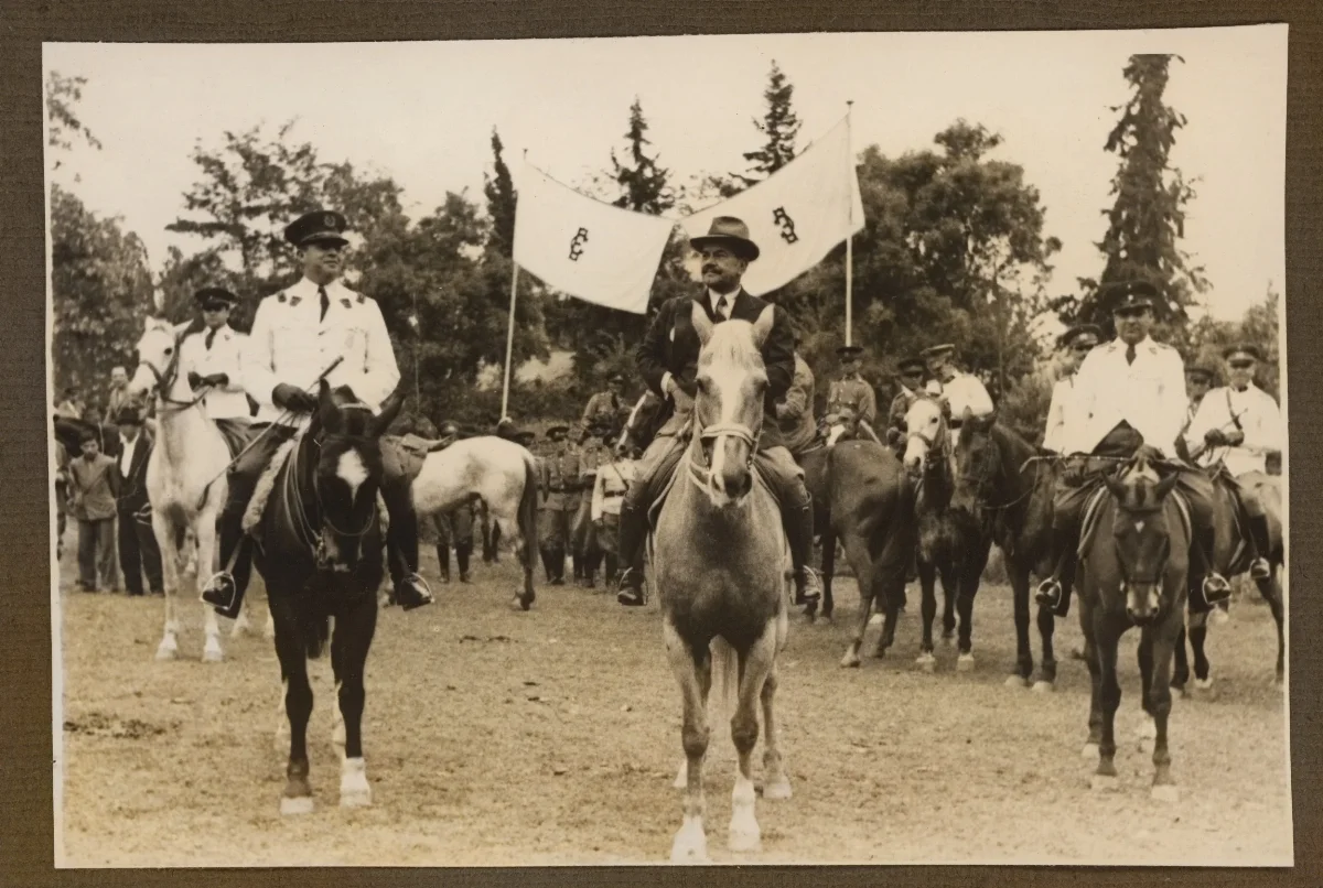 Presidente Pedro Aguirre Cerda en desfile ecuestre con comitiva oficial — aprox. 1939 | Chile de Ayer
