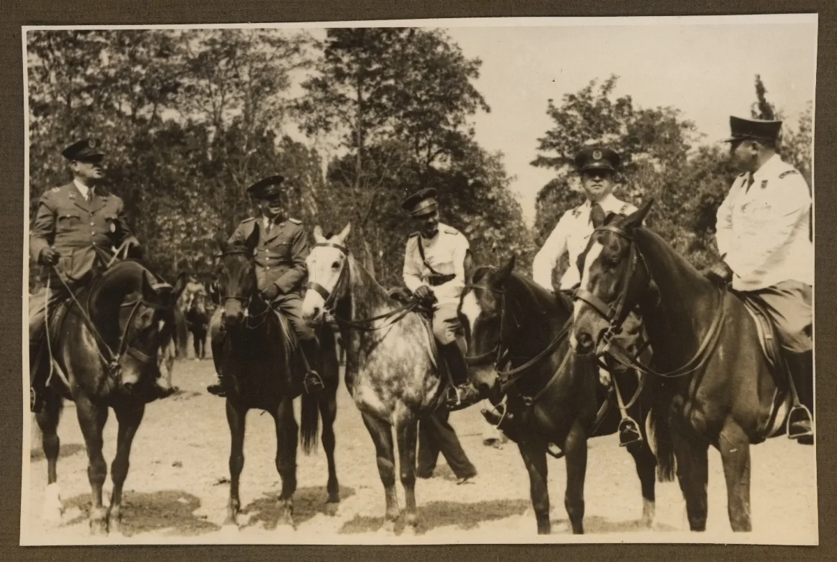 Presidente Pedro Aguirre Cerda en comitiva ecuestre de inspección rural — aprox. 1939 | Chile de Ayer