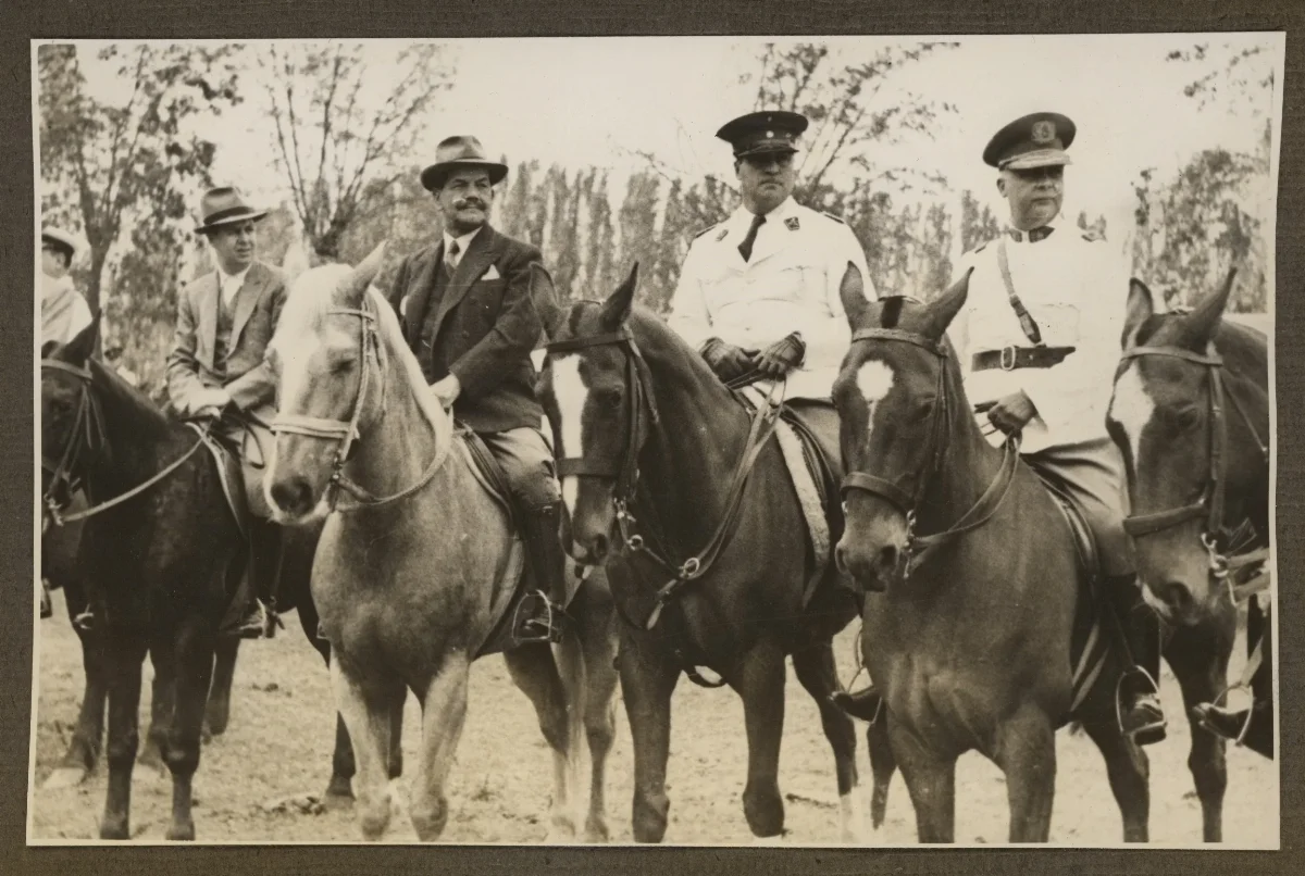 Pedro Aguirre Cerda en cabalgata oficial con comitiva militar — aprox. 1939 | Chile de Ayer