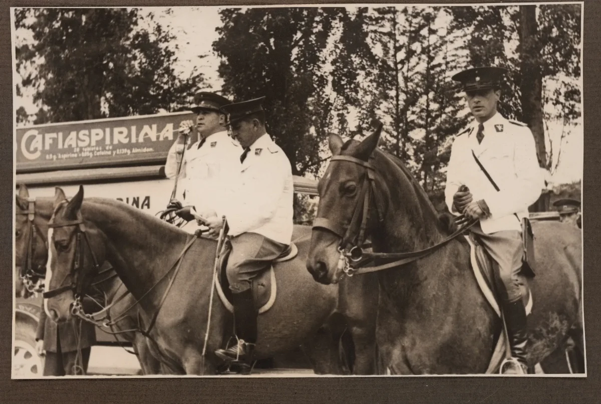 Autoridades en desfile ecuestre durante acto oficial — aprox. 1939 | Chile de Ayer