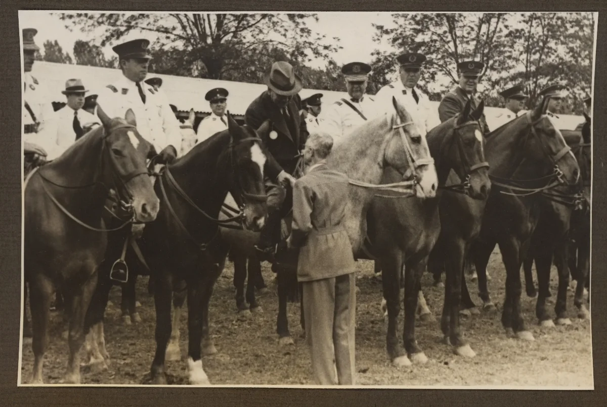 Pedro Aguirre Cerda en revista ecuestre con autoridades militares — aprox. 1940 | Chile de Ayer