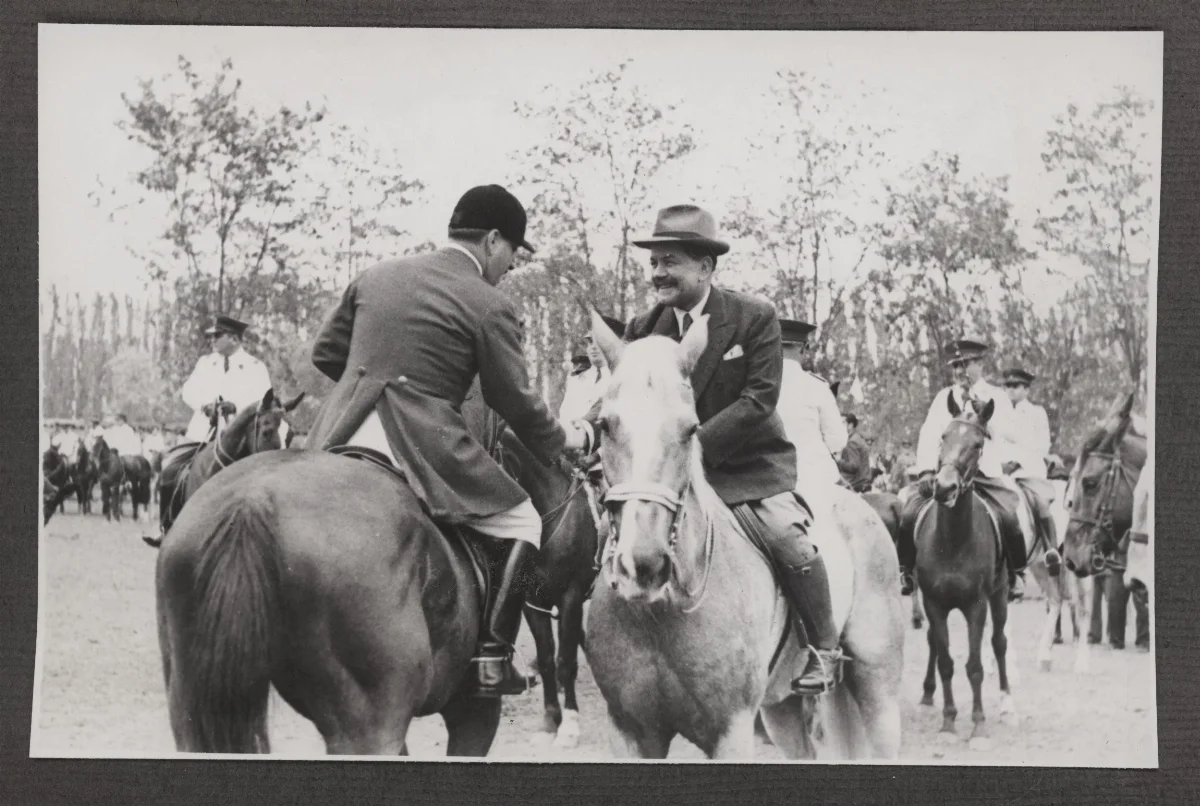 Pedro Aguirre Cerda en inspección presidencial a caballo con autoridades militares — aprox. 1939 | Chile de Ayer