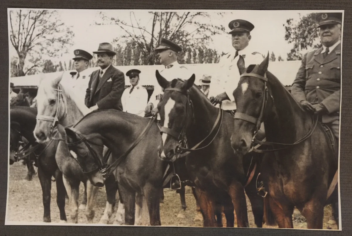 Pedro Aguirre Cerda encabeza cabalcata oficial con autoridades militares — aprox. 1939 | Chile de Ayer