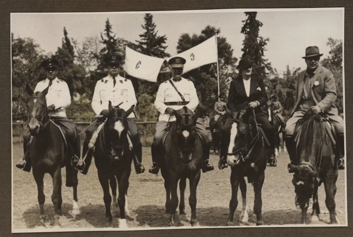 Pedro Aguirre Cerda en procesión oficial a caballo con autoridades — aprox. 1939 | Chile de Ayer