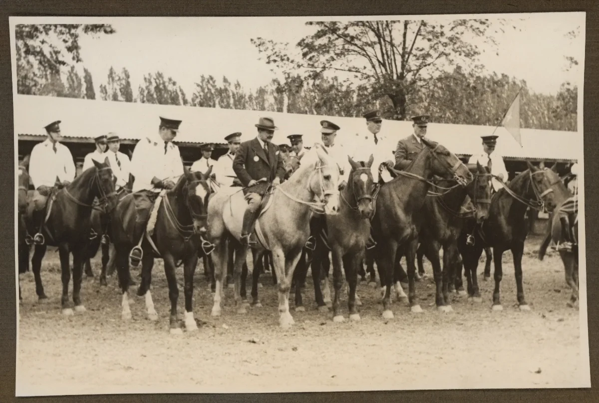 Presidente Pedro Aguirre Cerda en desfile ecuestre con autoridades militares — aprox. 1939 | Chile de Ayer