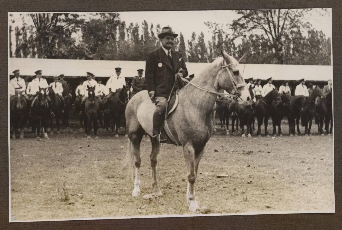 Presidente en acto de honor montado a caballo ante delegación oficial — aprox. 1939 | Chile de Ayer