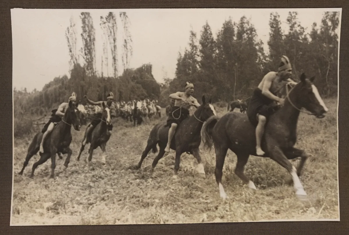 Procesión ecuestre de autoridades en acto oficial — aprox. 1939 | Chile de Ayer