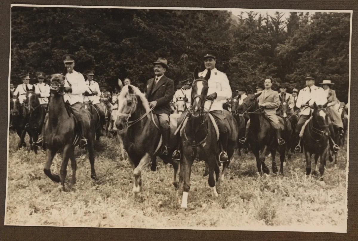 Pedro Aguirre Cerda encabeza cabalcata presidencial en zona forestal — aprox. 1939 | Chile de Ayer