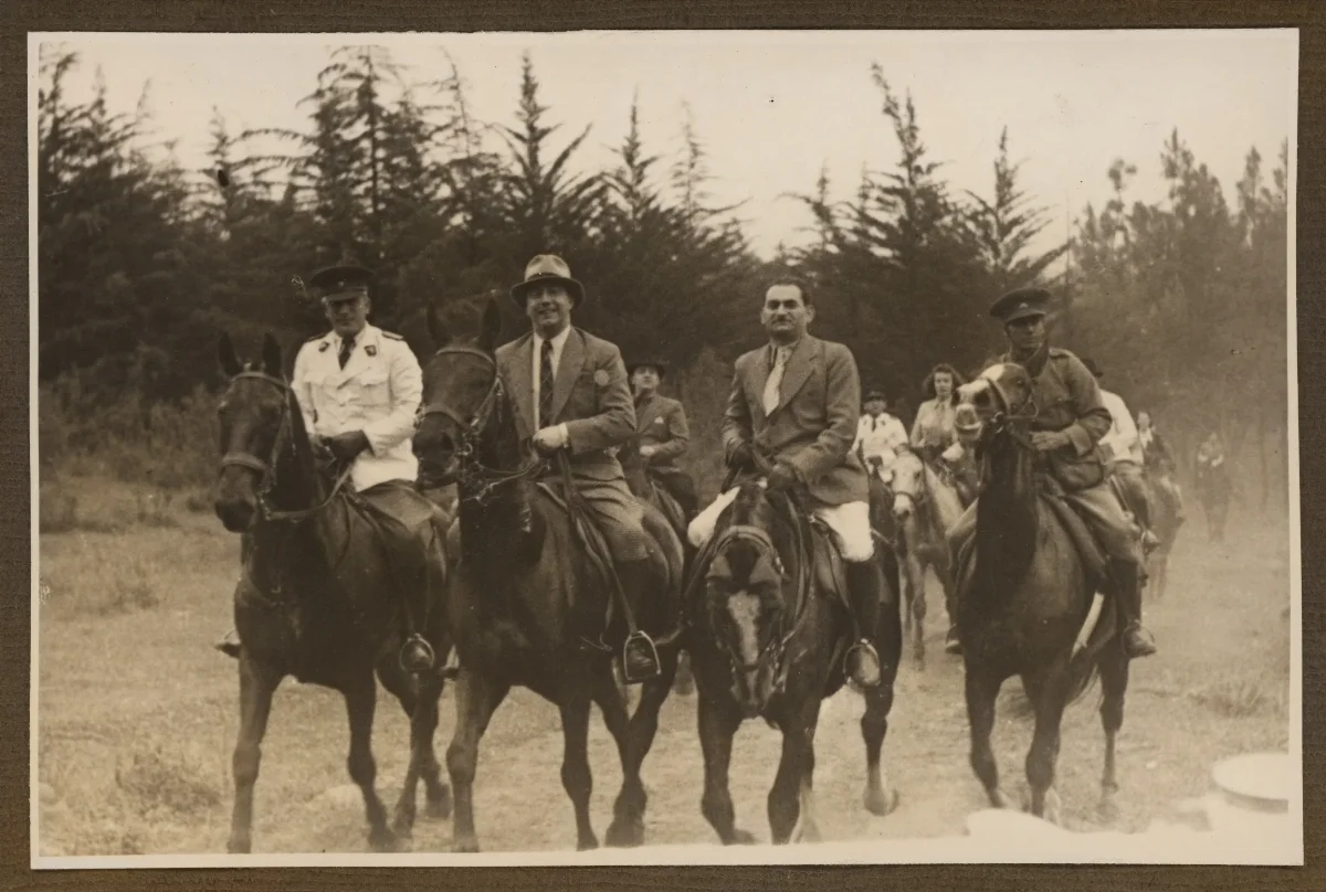 Comitiva presidencial a caballo en bosque patagónico — aprox. 1939 | Chile de Ayer