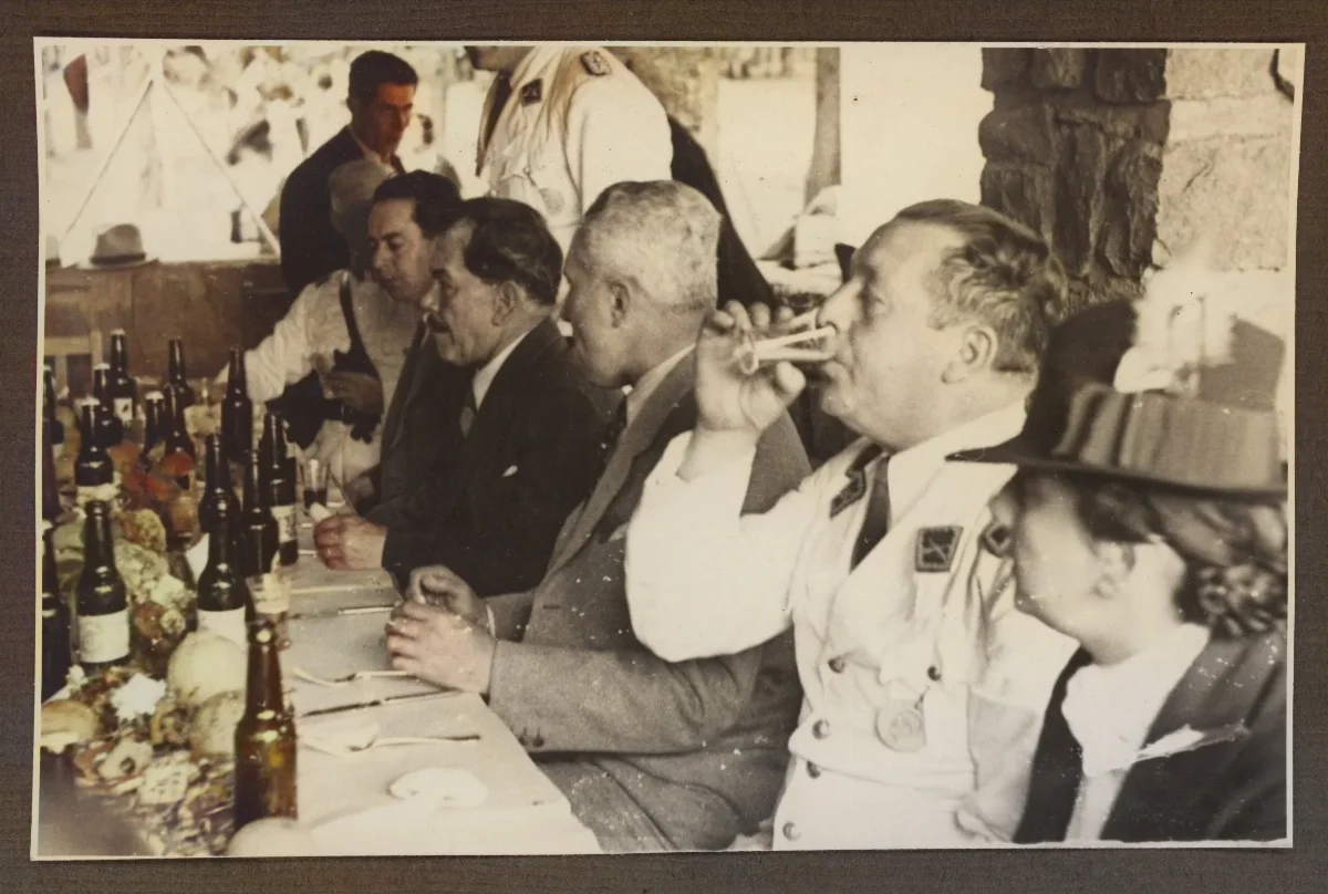 Brindis en banquete oficial con autoridades — aprox. 1939 | Chile de Ayer