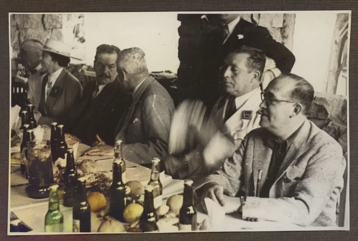 Acto protocolar de autoridades chilenas en comida oficial — aprox. 1939 | Chile de Ayer