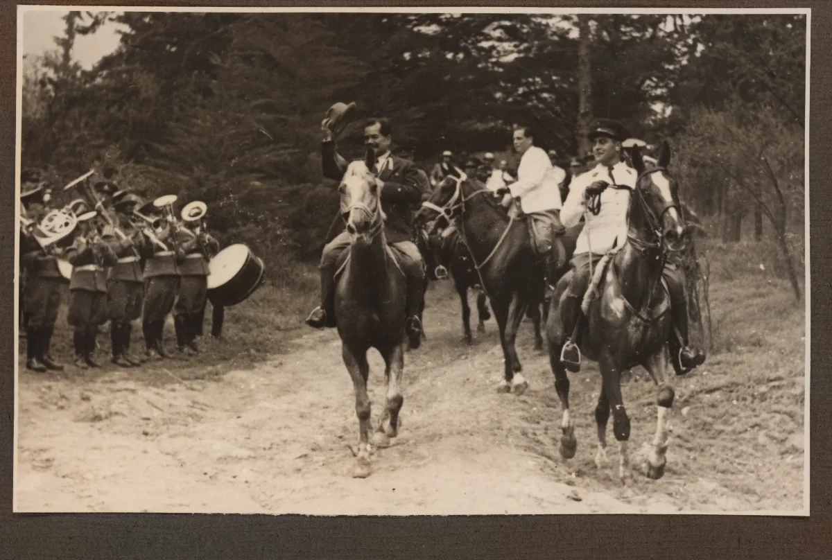 Comitiva presidencial a caballo recibida por autoridades locales — aprox. 1939 | Chile de Ayer