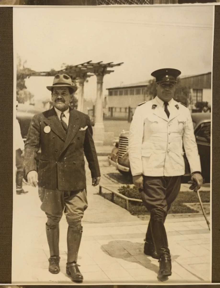 Presidente Pedro Aguirre Cerda con oficial militar en acto oficial — aprox. 1939 | Chile de Ayer