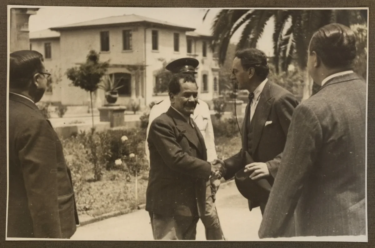 Pedro Aguirre Cerda saludando a autoridades en acto de protocolo oficial — aprox. 1939 | Chile de Ayer