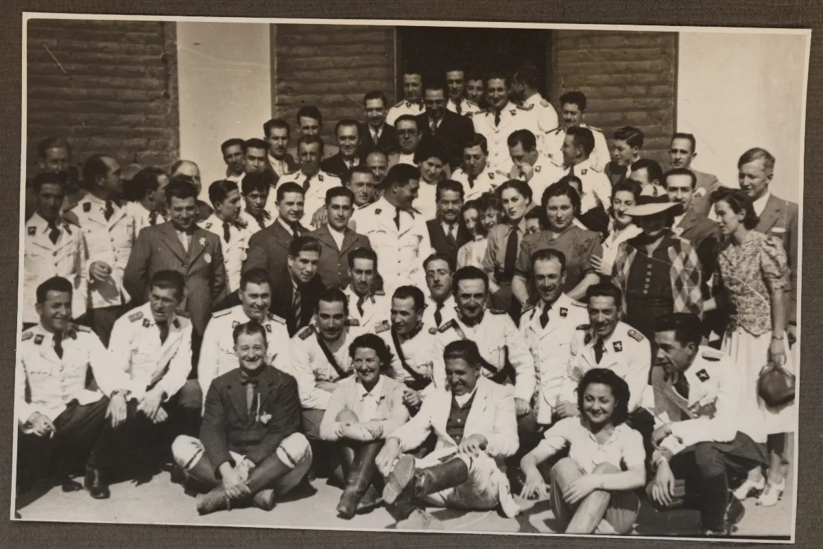 Acto oficial con delegación de autoridades y deportistas — aprox. 1939 | Chile de Ayer