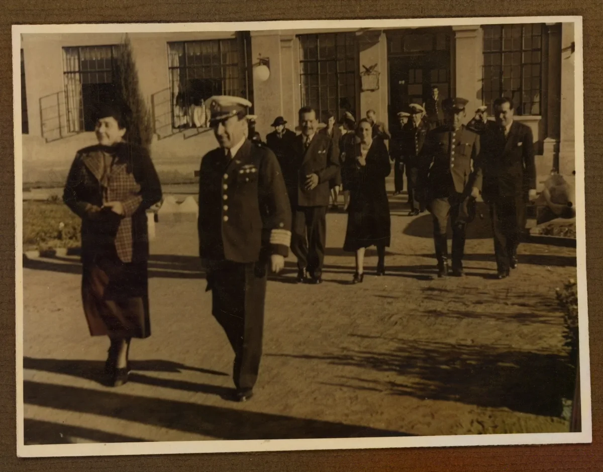 Comitiva de autoridades civiles y militares en acto oficial — aprox. 1939 | Chile de Ayer