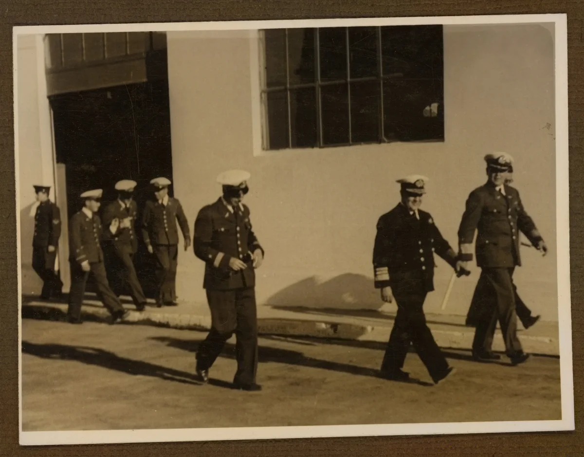 Autoridades militares en acto oficial con montaña de fondo — aprox. 1940 | Chile de Ayer