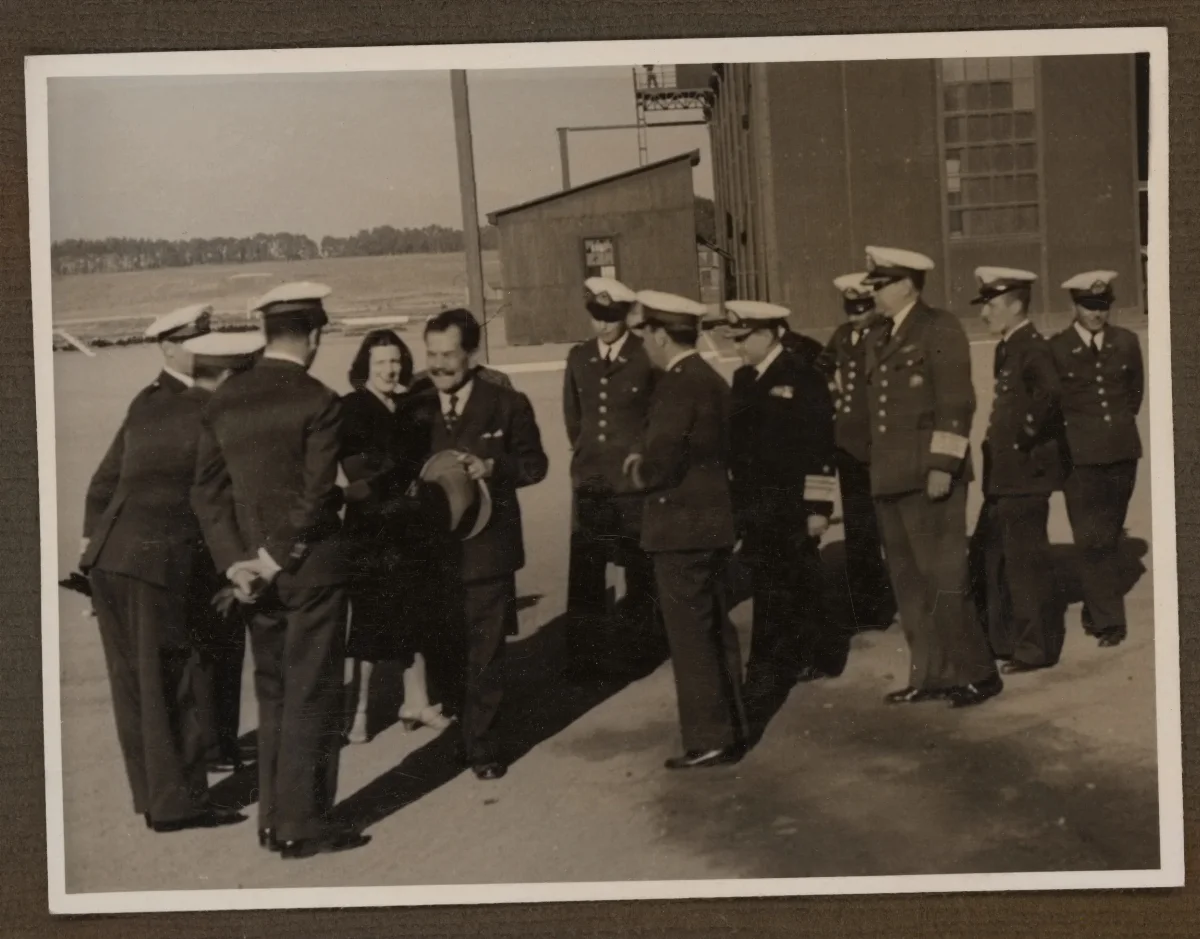 Presidente recibido por autoridades militares en puerto chileno — aprox. 1939 | Chile de Ayer