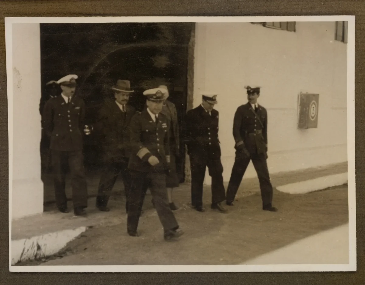Oficial de alto rango acompañado por delegación militar en acto oficial — aprox. 1939 | Chile de Ayer
