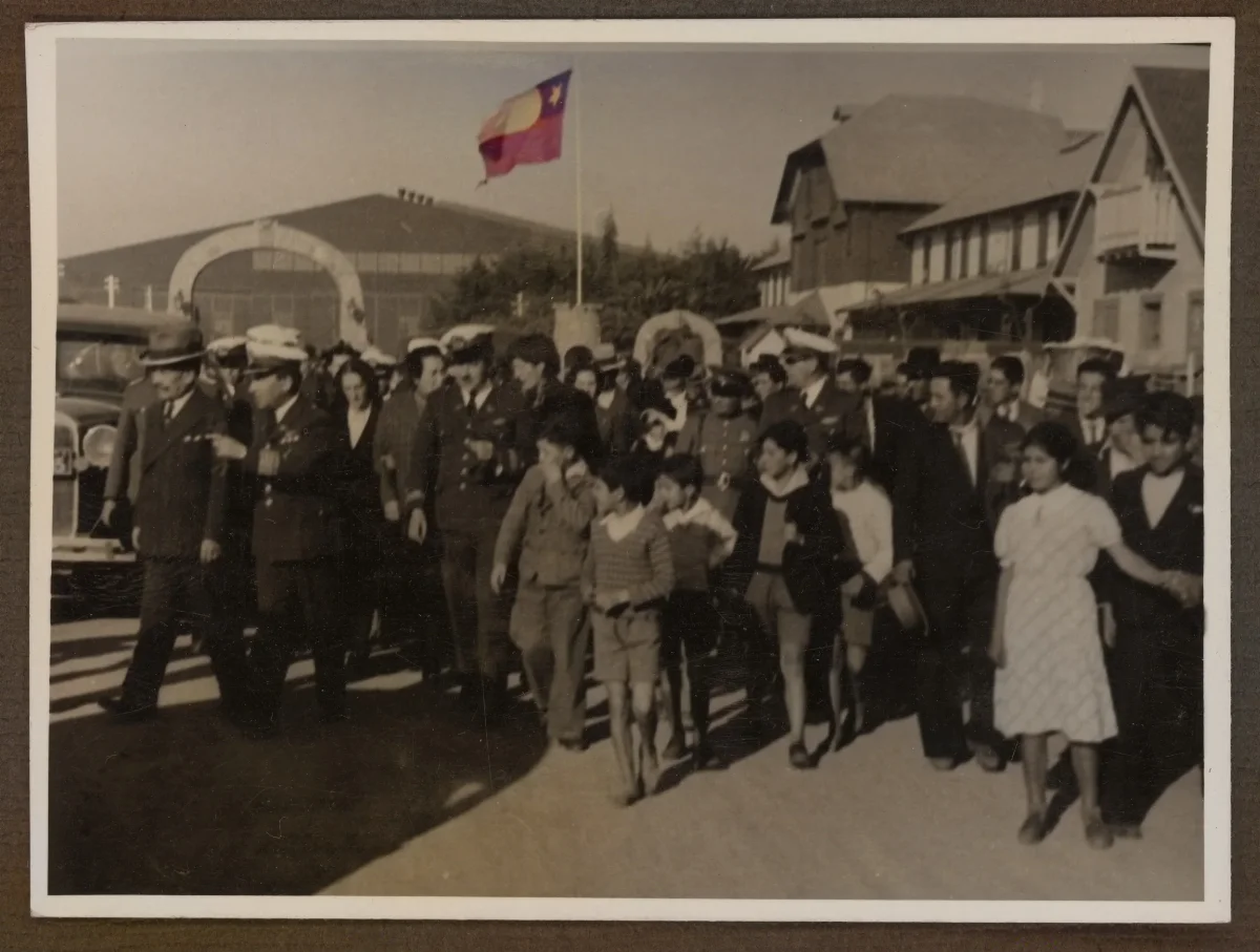 Acto oficial del presidente Pedro Aguirre Cerda con autoridades militares — aprox. 1939 | Chile de Ayer