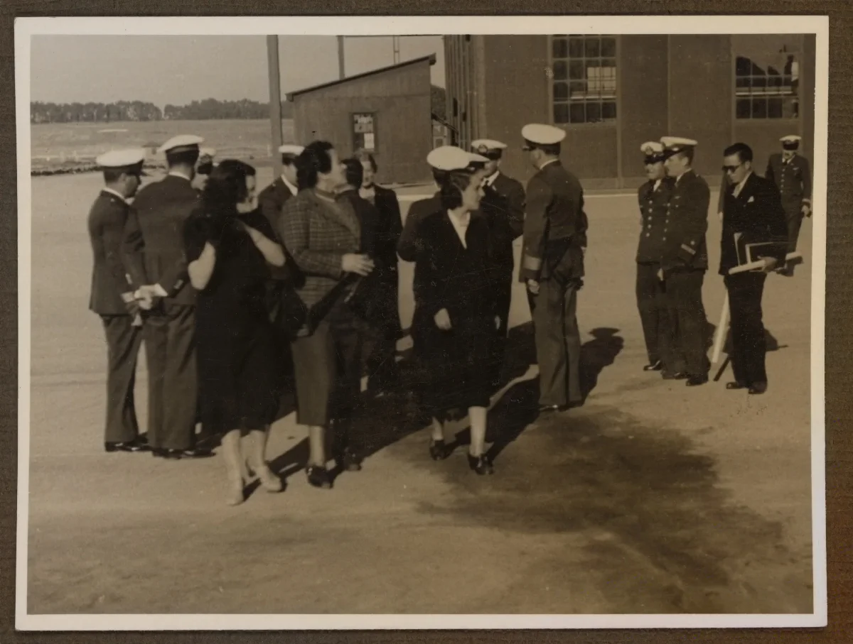 Acto oficial presidencial con delegación militar junto a embarcación — aprox. 1940 | Chile de Ayer