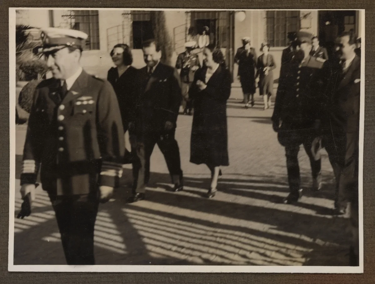Acto protocolar con autoridades militares en plaza colonial — aprox. 1939 | Chile de Ayer