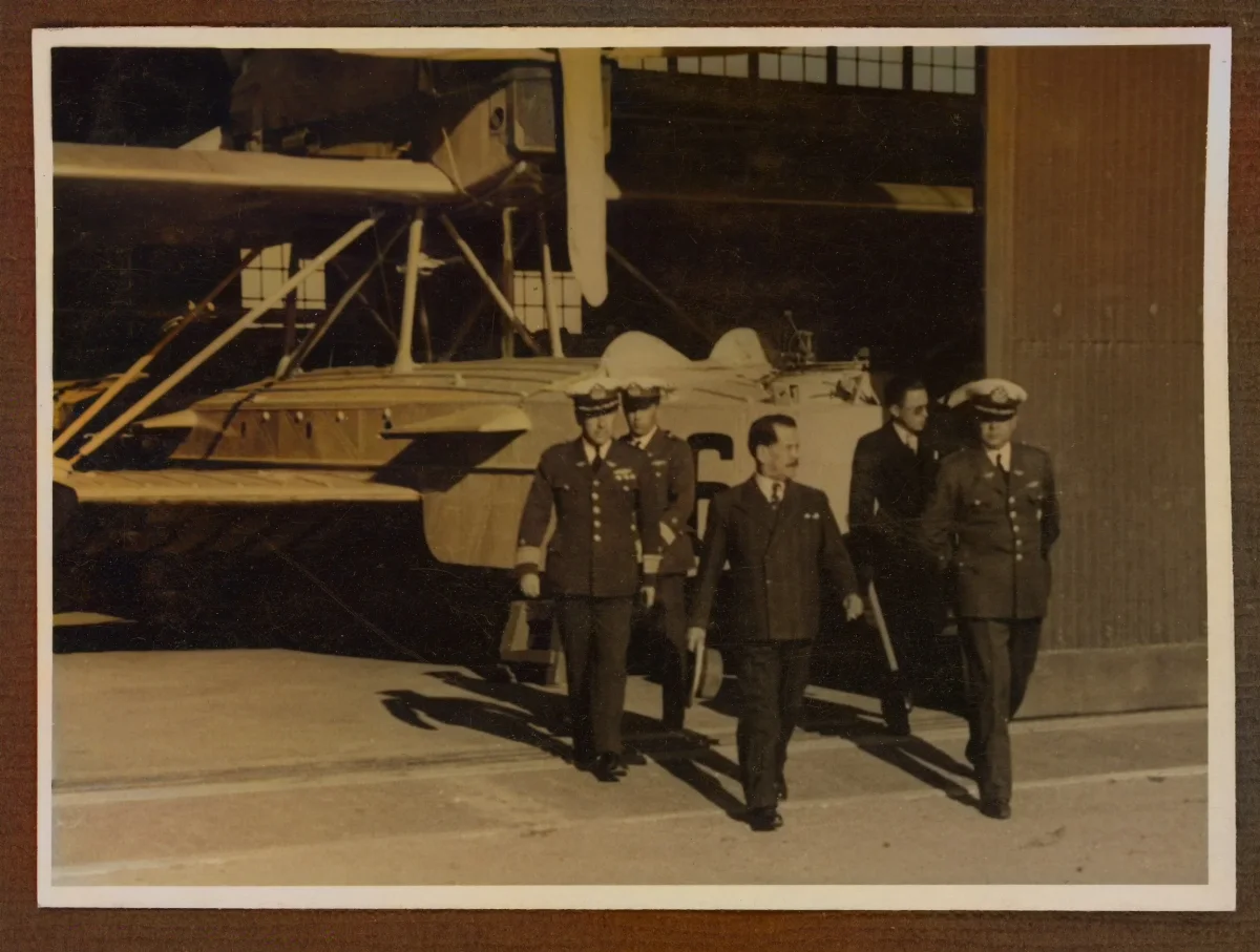 Presidente abordando avión presidencial con comitiva militar — aprox. 1939 | Chile de Ayer
