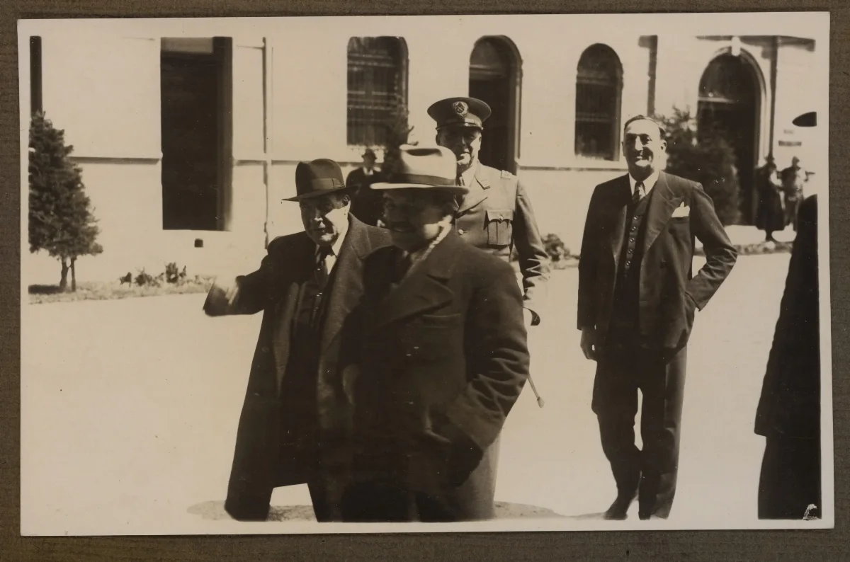 Autoridades en acto presidencial frente a edificio neoclásico — aprox. 1939 | Chile de Ayer