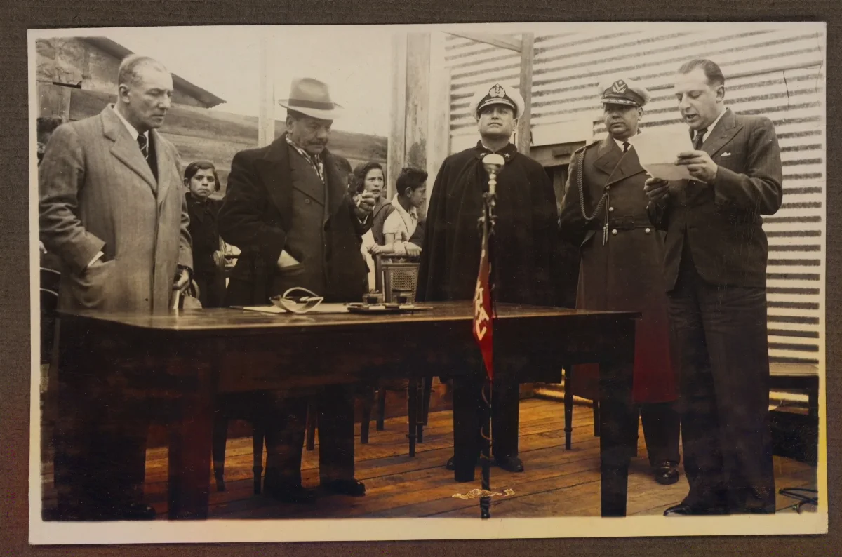 Presidente Aguirre Cerda en acto oficial con autoridades militares — aprox. 1939 | Chile de Ayer