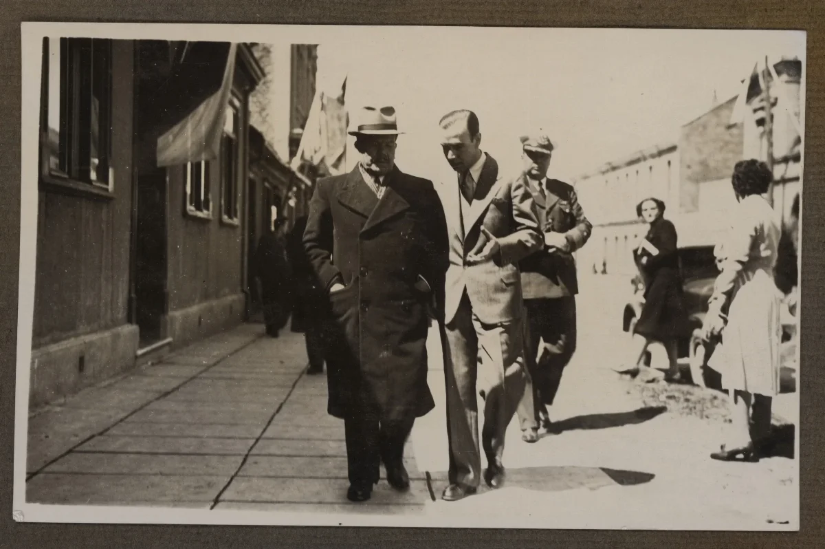 Presidente Aguirre Cerda en acto oficial acompañado de comitiva presidencial — aprox. 1940 | Chile de Ayer