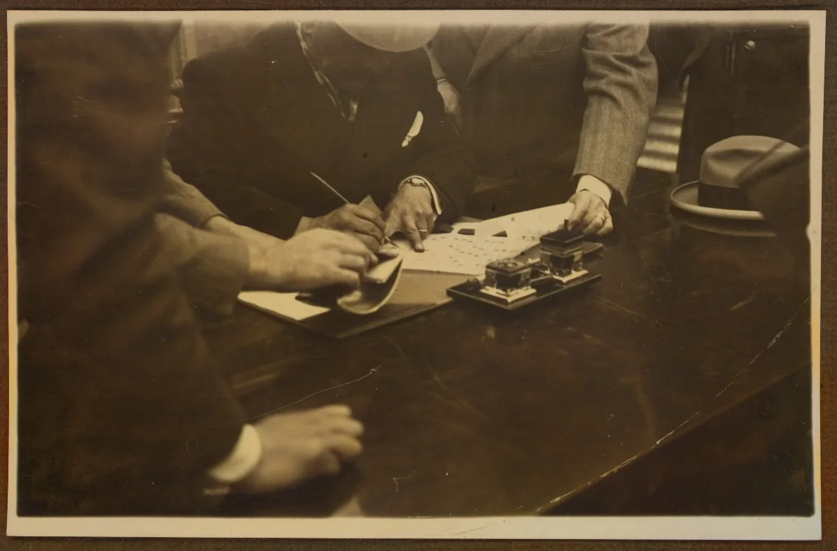 Acto oficial de firma de documentos presidenciales — aprox. 1939 | Chile de Ayer