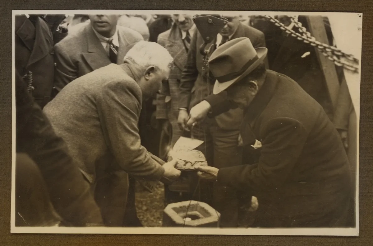 Acto oficial de entrega de documentos — aprox. 1939 | Chile de Ayer