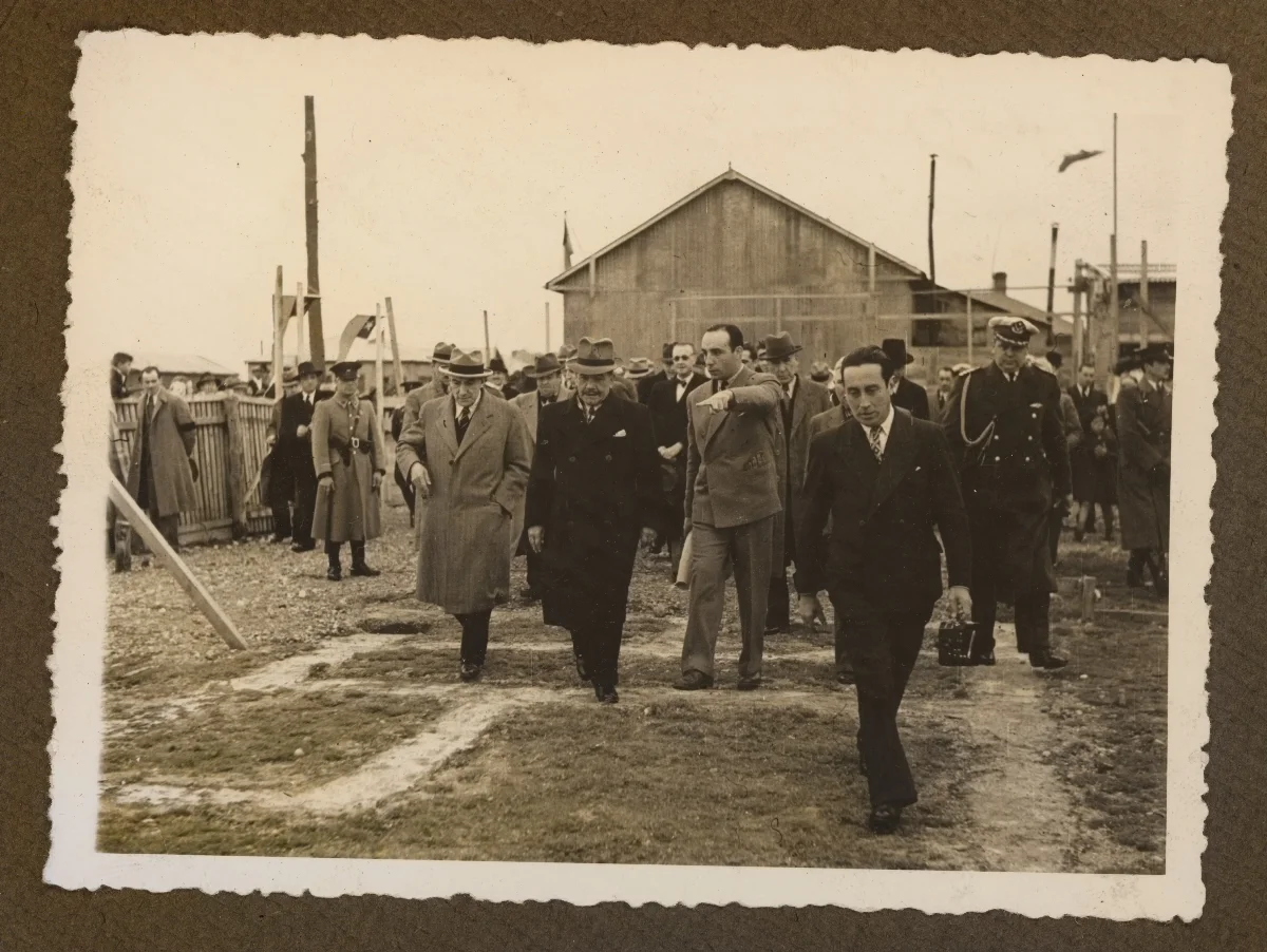 Presidente en visita oficial a establecimiento industrial — aprox. 1939 | Chile de Ayer